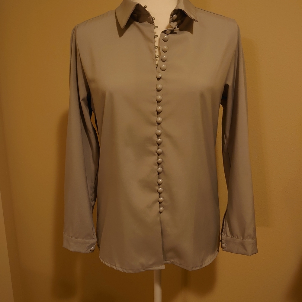 Long-Sleeve buttoned down blouse, made in China, size 4-6